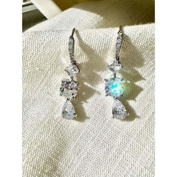 Super sparkly cubic zirconia dangle earrings - Picture 1 of 4